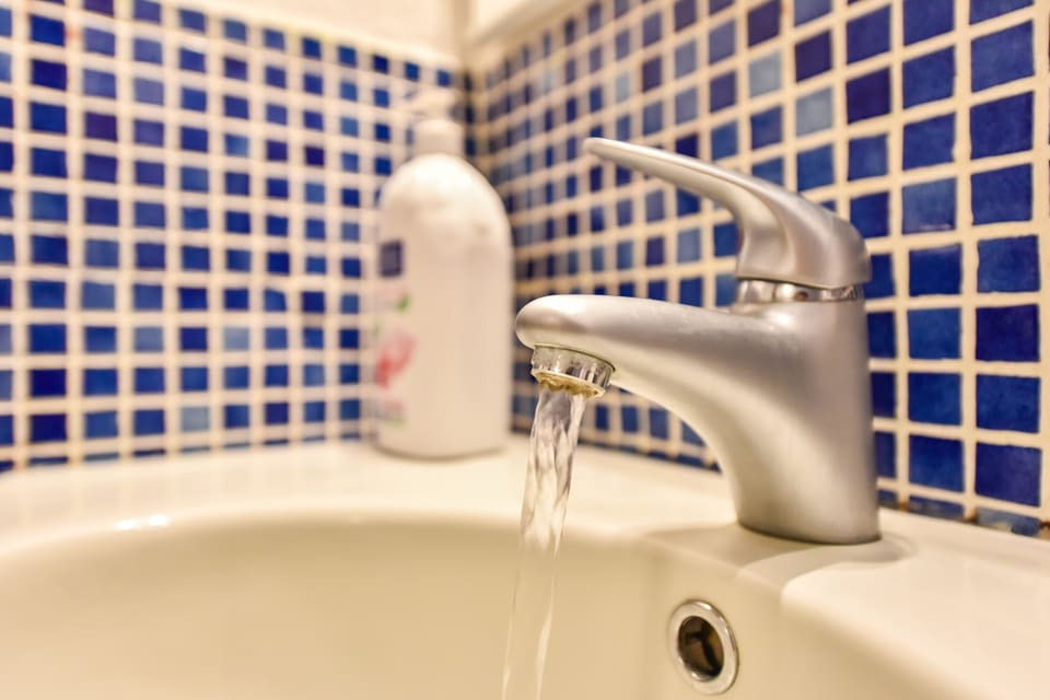 Il lavabo davanti al mosaico blu