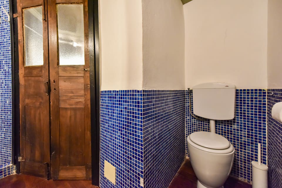 WC e porta antica in legno