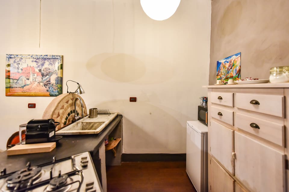 Credenza bianca con microonde e macchina del caffè