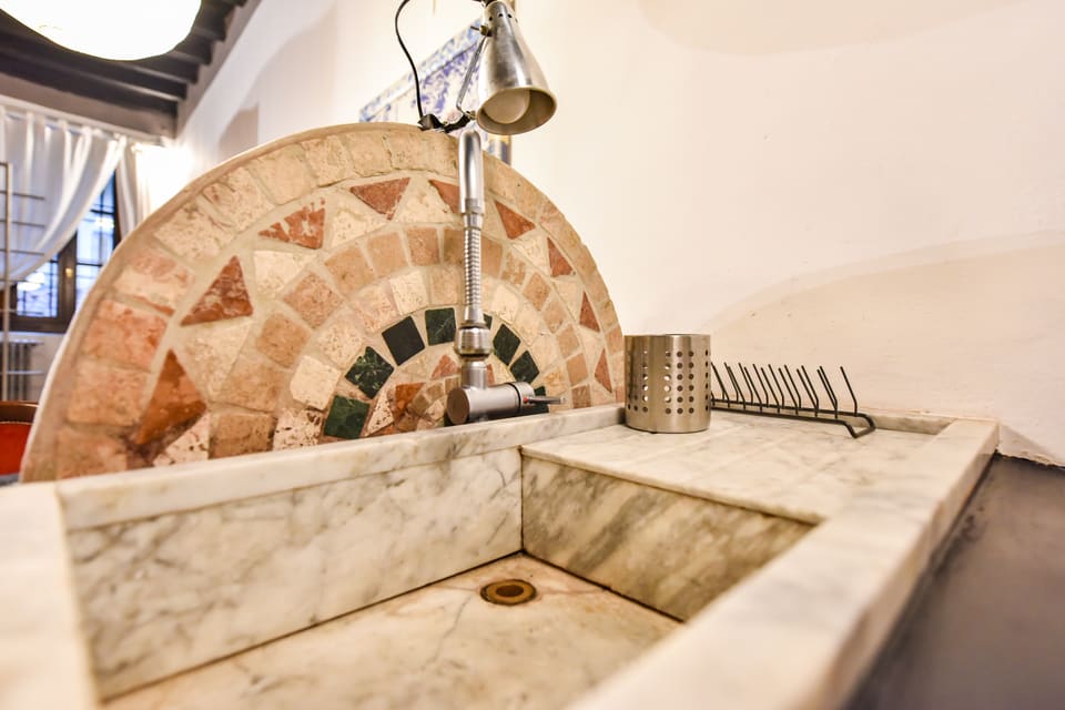 Lavello in marmo con alzata a mosaico