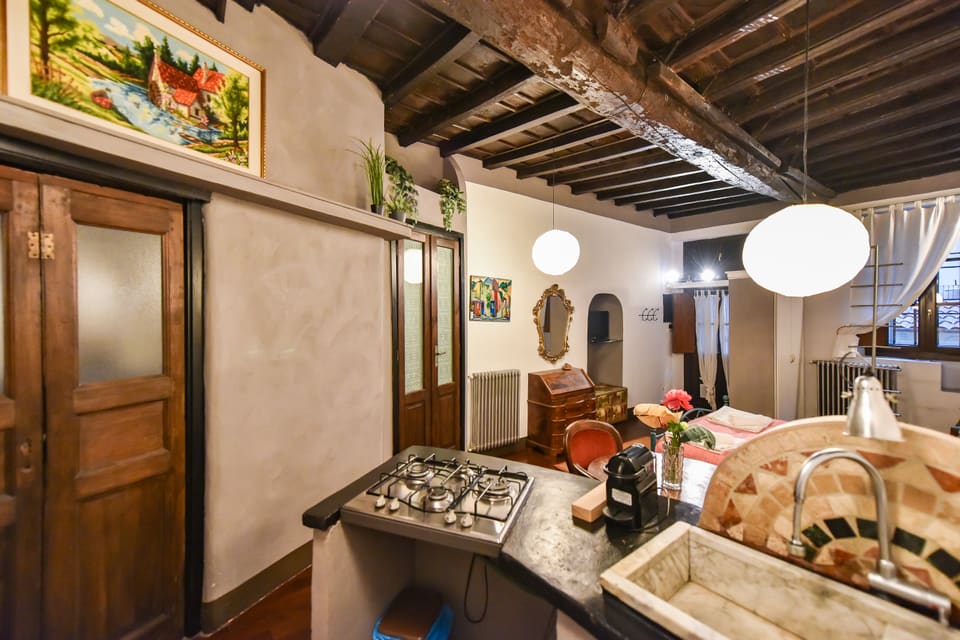 Piano cottura a gas e lavello in marmo con vista sull'appartamento
