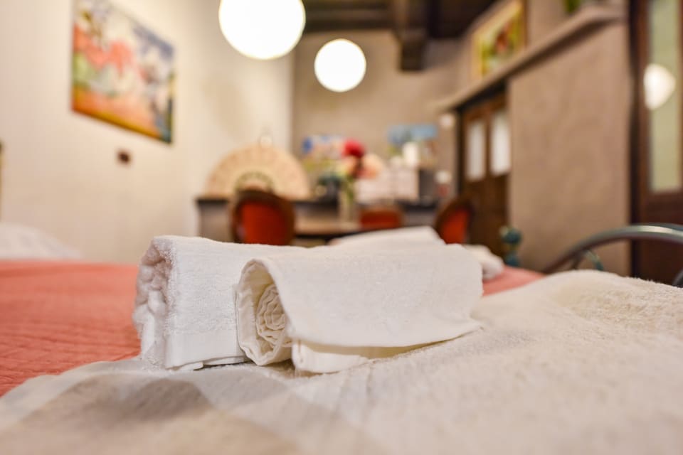 Asciugamani piegati sul letto: biancheria inclusa