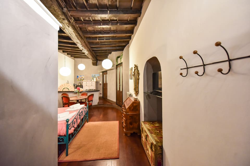 L'appartamento visto dall'ingresso, con l'attaccapanni e la nicchia ad arco