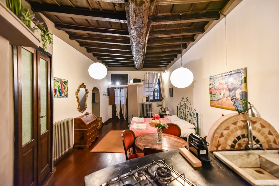L'appartamento visto dalla cucina verso la finestra, con le travi a vista