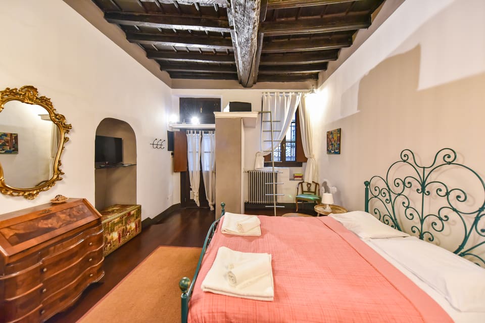 Il letto, l'armadio e la finestra con le tende