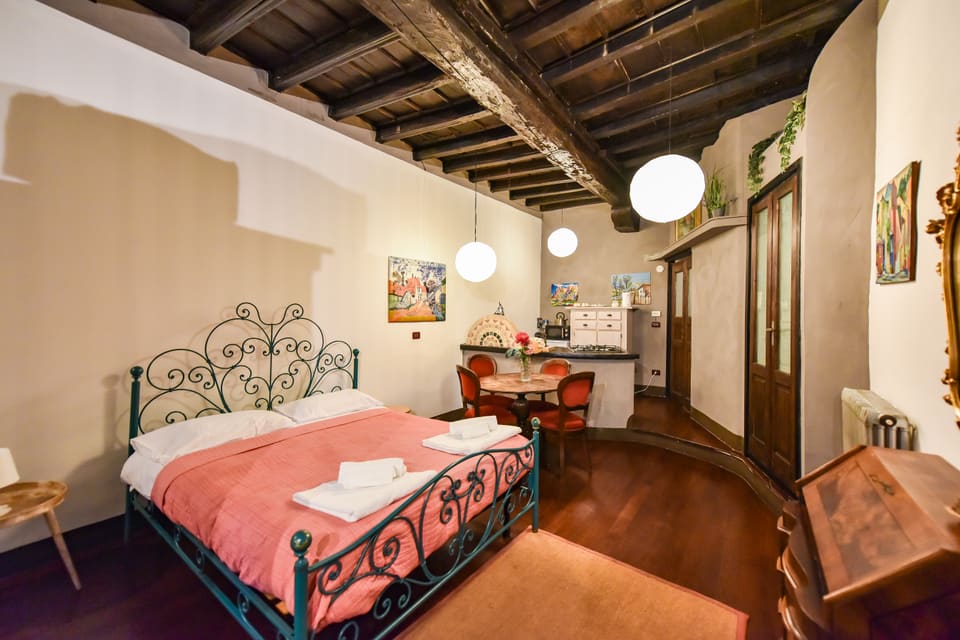 Il letto matrimoniale e, sullo sfondo, la zona pranzo