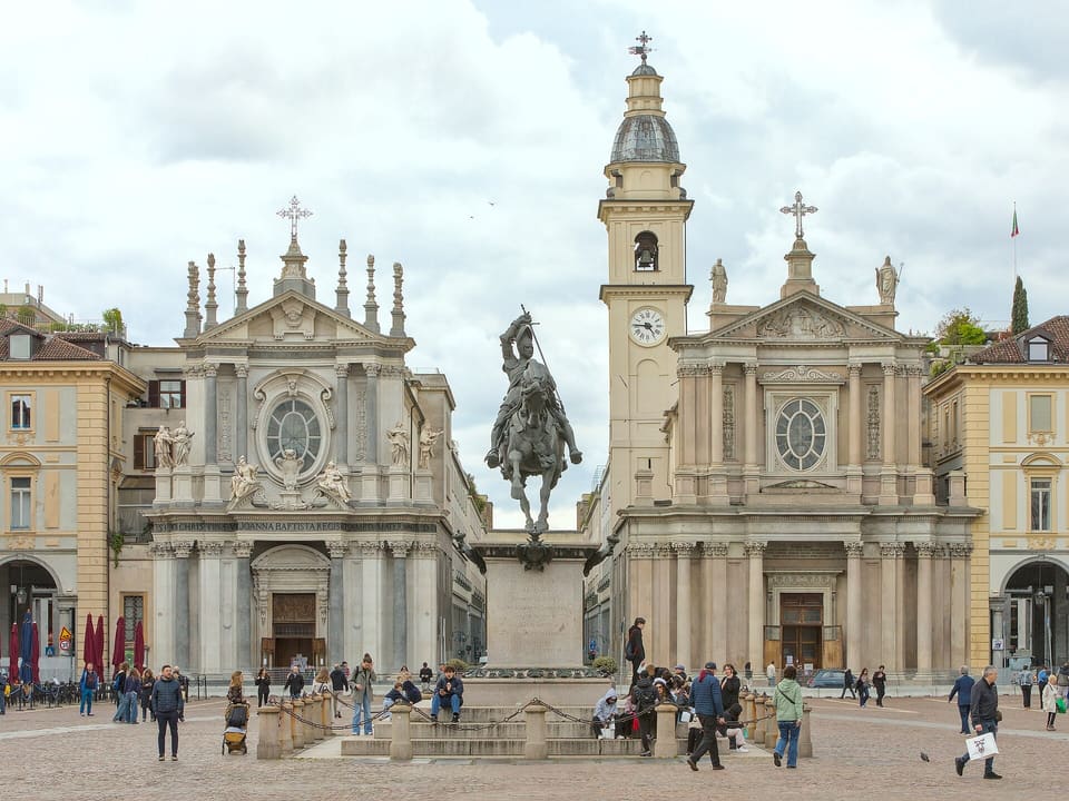 Piazza San Carlo con le chiese gemelle di San Carlo e Santa Cristina e il monumento a Emanuele Filiberto